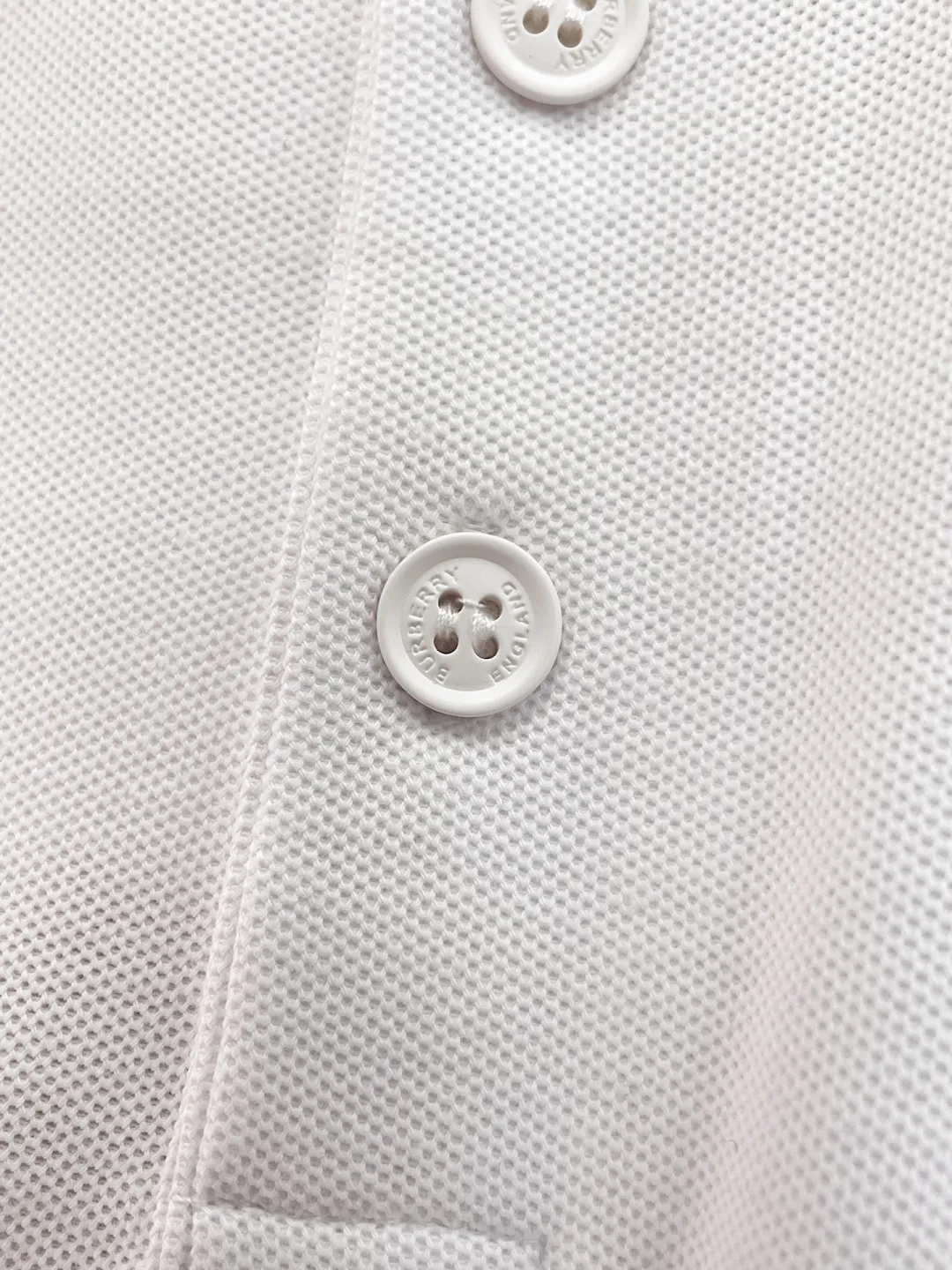 BURBERRY New Arrival Polo shirt, complete with three labels, original fabric, original customized accessories, official Same Style, using 210 grams of pure cotton pique fabric, customized same-tank dyed fabric, very comfortable and smooth to the touch, very wide and stylish, produced by a first-line brand on behalf of Factory, imported Behringer embroidery machine, embroidery is full and textured, imported Kangli direct-injection machine, printing is clear and textured, the collar rib is woven with imported yarn It will not lose shape after being worn for a long time. It is the most New Arrival style in spring and summer. It is fashionable and individual. It is super Versatile and looks good. It is very suitable for both men and women. It is a must-have for everyone. Size: S-XXL